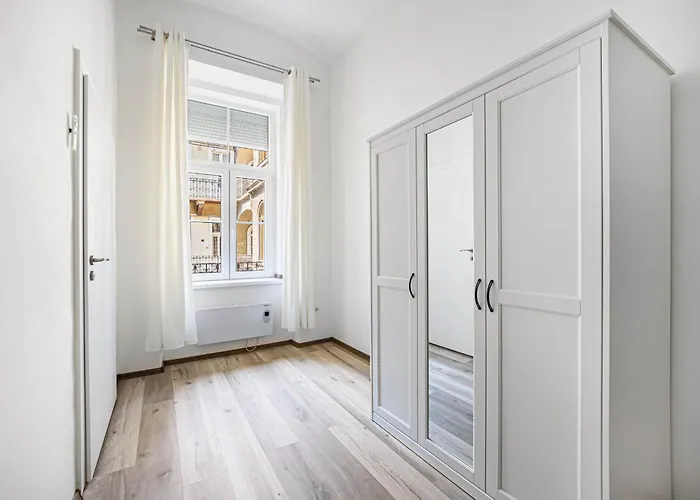 Chic 2br Flat Near The Opera Apartament Budapesta