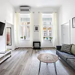 Chic 2br Flat Near The Opera 부다페스트