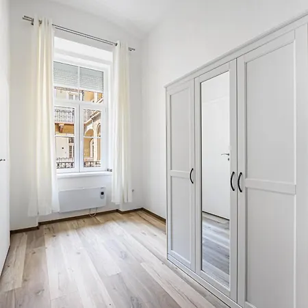 Chic 2br Flat Near The Opera Apartamento Budapeste