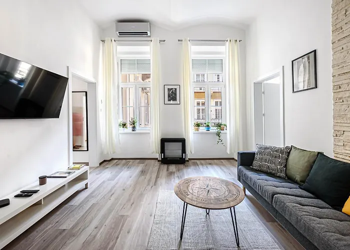 Chic 2br Flat Near The Opera Budapeşte